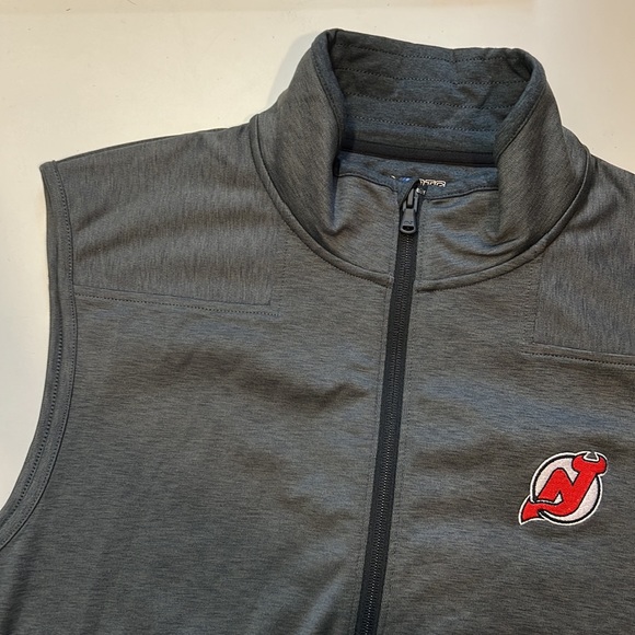 Vineyard Vines Men's Devils Jet Black & Gray Zip Up Vest - Picture 2 of 5